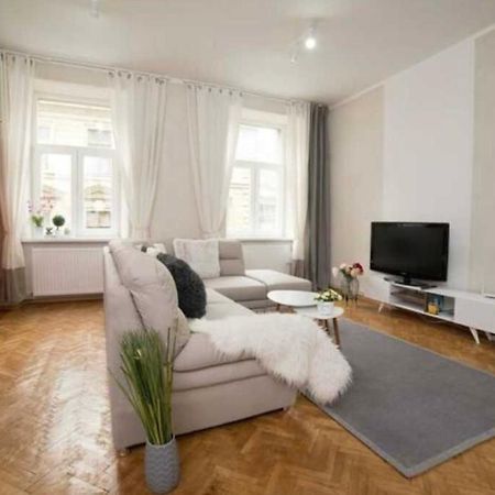 Charming Apartament City Center Timisoara Bagian luar foto